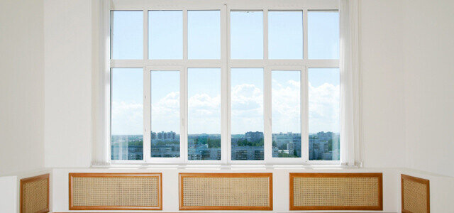 Rene vinduer i en hvid lejlighed